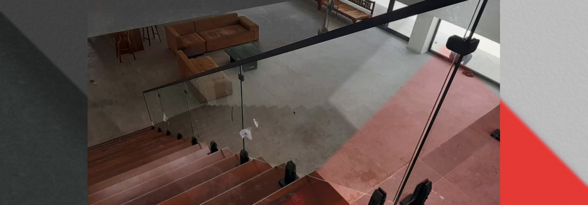 مزایای نرده پله شیشه ای | نصب نرده کرج | درسان